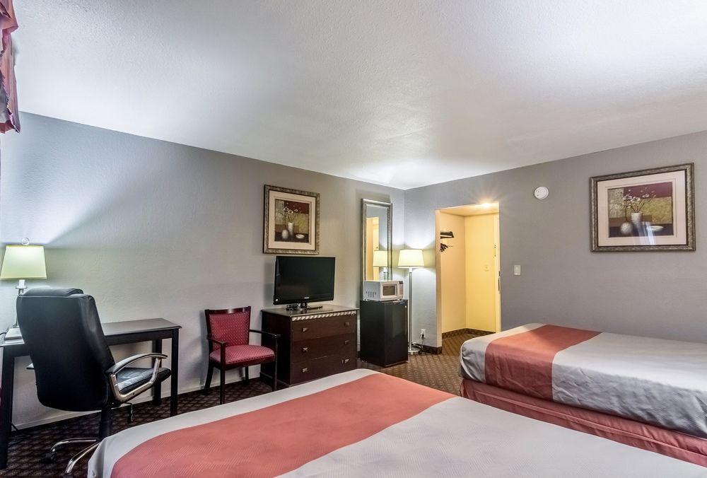 Oyo Townhouse Dodge City Ks Eksteriør billede