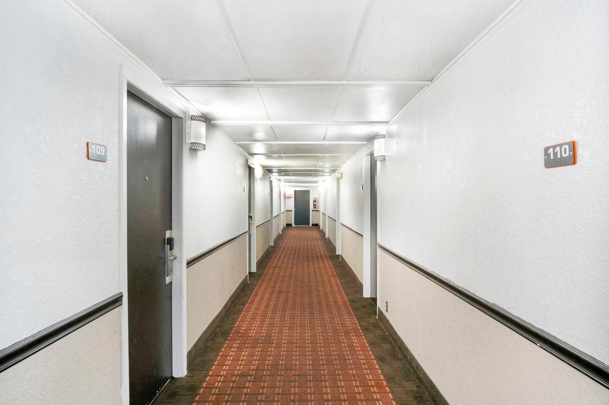 Oyo Townhouse Dodge City Ks Eksteriør billede