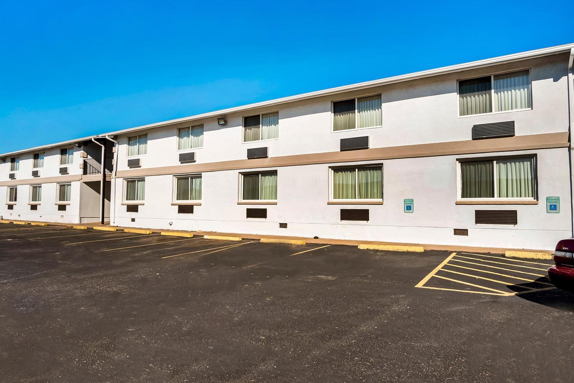 Oyo Townhouse Dodge City Ks Eksteriør billede