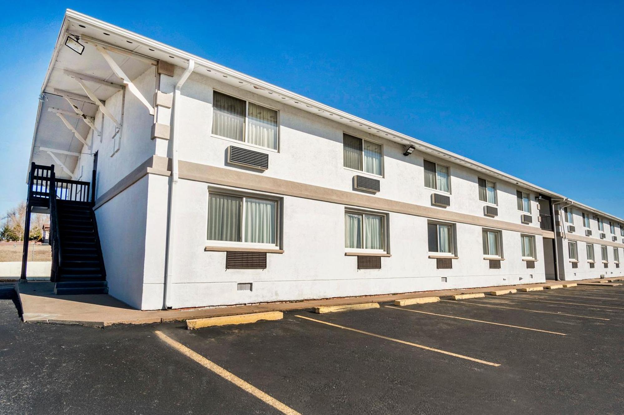 Oyo Townhouse Dodge City Ks Eksteriør billede