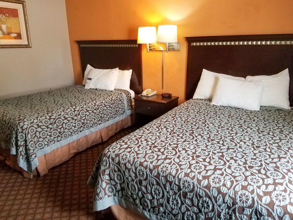 Oyo Townhouse Dodge City Ks Eksteriør billede